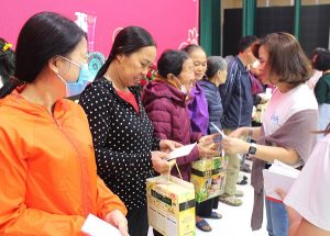 Dai Linh presents gifts to disadvantaged families in Liem Tuc commune