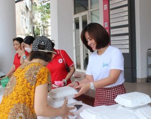 Dai Linh cooperates with HNEW and CWD to organize a charity meal distribution in Hanoi